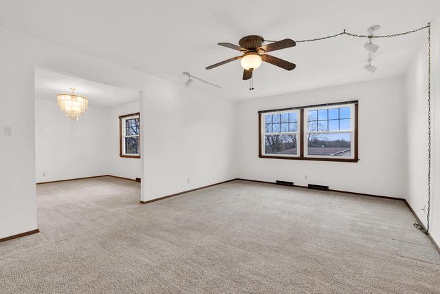 525 Catskill ROAD, Waukesha, WI 53186