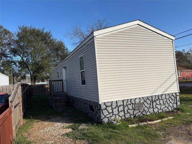 608 Clear Lake Unit B Road A, Highlands, TX 77562