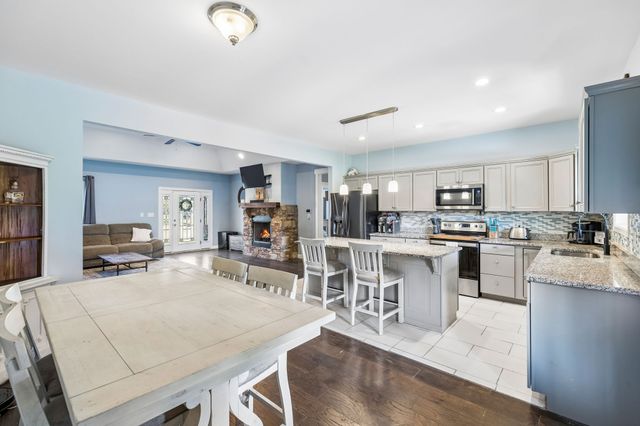 702 Forrest Dr, Tullahoma, TN 37388