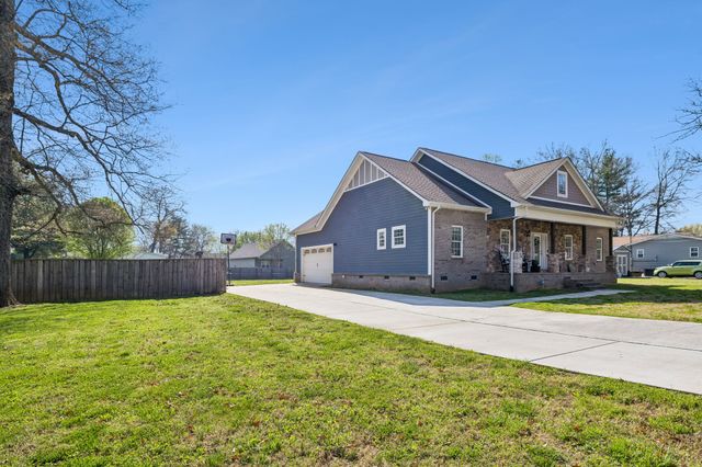 702 Forrest Dr, Tullahoma, TN 37388