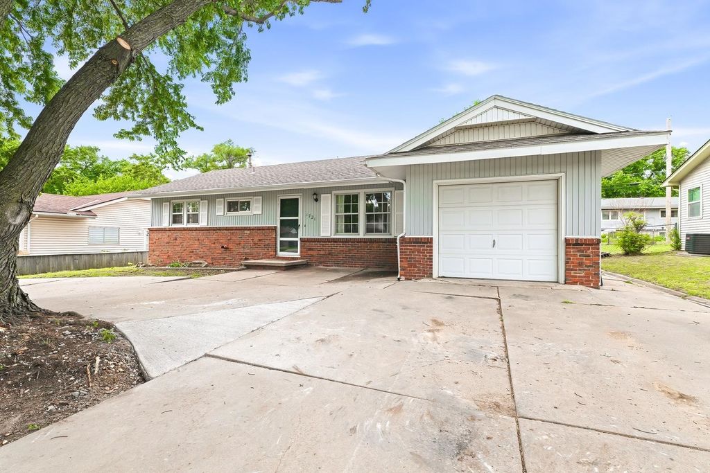1721 N State St, Augusta, KS 67010