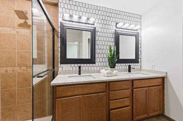 633 N Mission Rd, Wichita, KS 67206