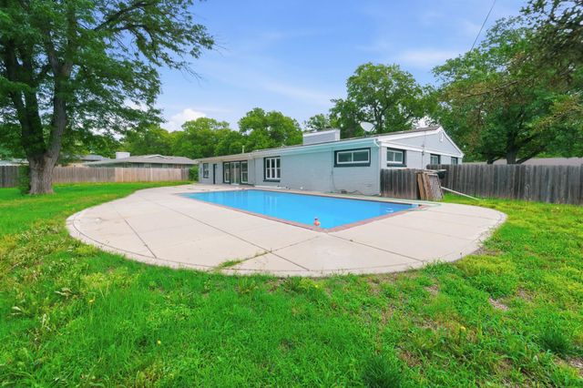633 N Mission Rd, Wichita, KS 67206