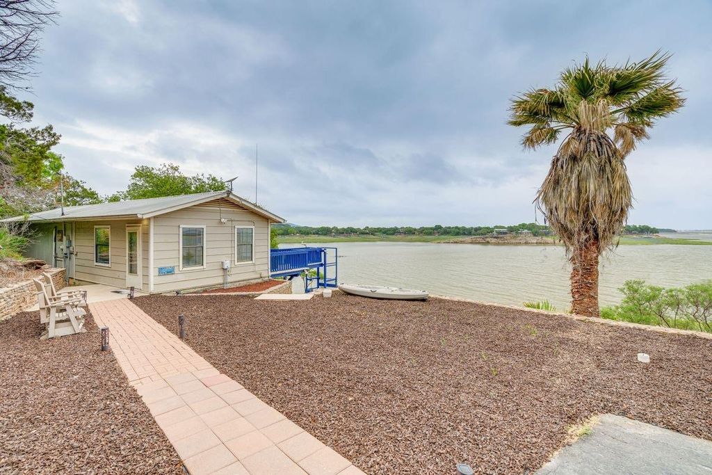 603 Waterway LN, Burnet, TX 78611