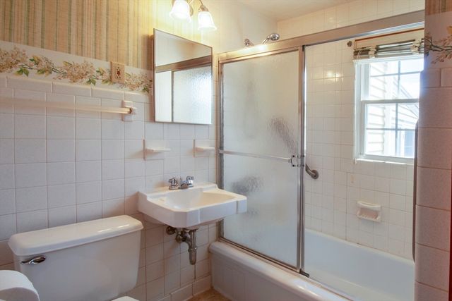 17 Mcbride St, Springfield, MA 01104