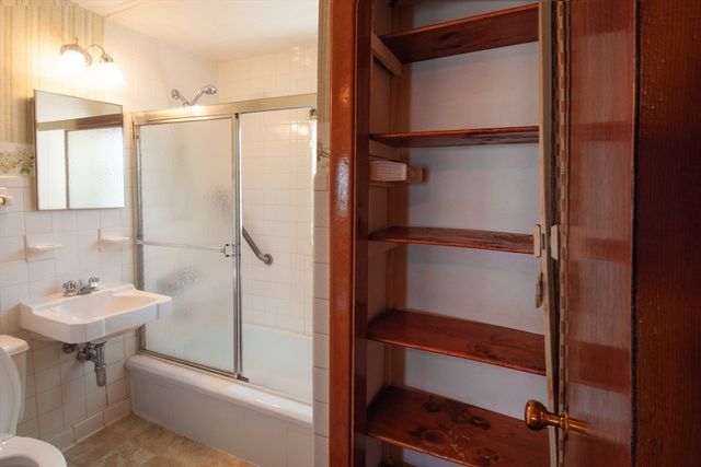 17 Mcbride St, Springfield, MA 01104