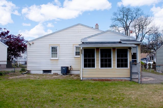 17 Mcbride St, Springfield, MA 01104