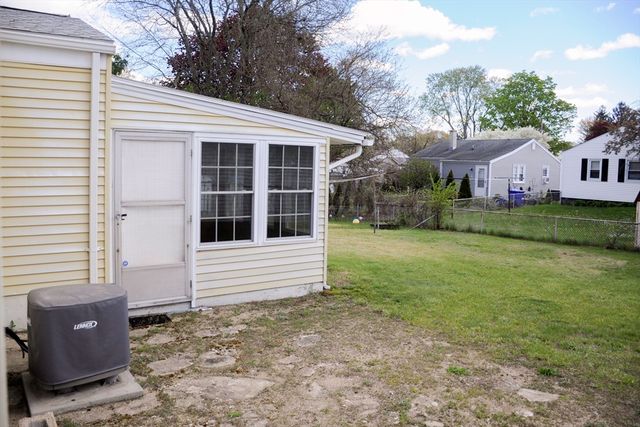 17 Mcbride St, Springfield, MA 01104