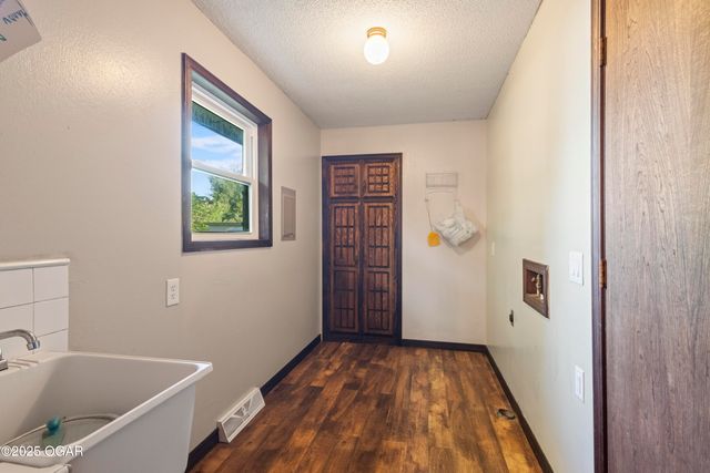 1307 S Washington Avenue, Aurora, MO 65605