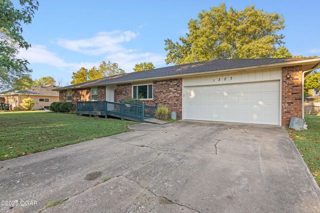 1307 S Washington Avenue, Aurora, MO 65605