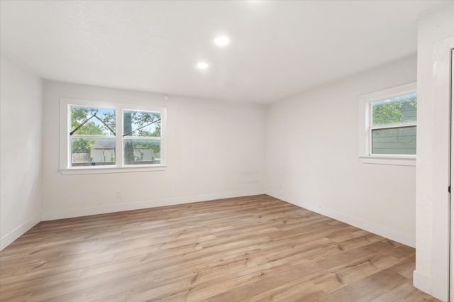725 S Walnut Street, Sherman, TX 75090