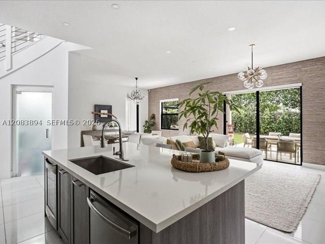 15603 NW 88th Ave, Miami Lakes, FL 33018