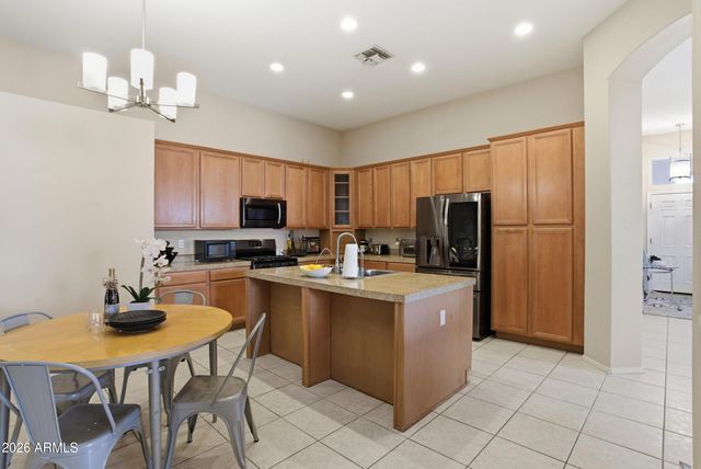 8234 W HARMONY Lane, Peoria, AZ 85382