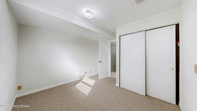 9812 Boxford Ct, Louisville, KY 40242