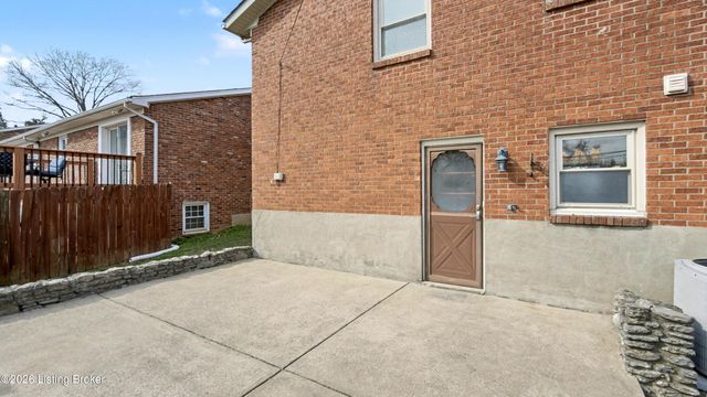 9812 Boxford Ct, Louisville, KY 40242