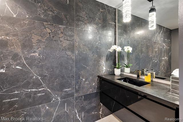 3546 Bloomfield Club Drive, Bloomfield Hills, MI 48301