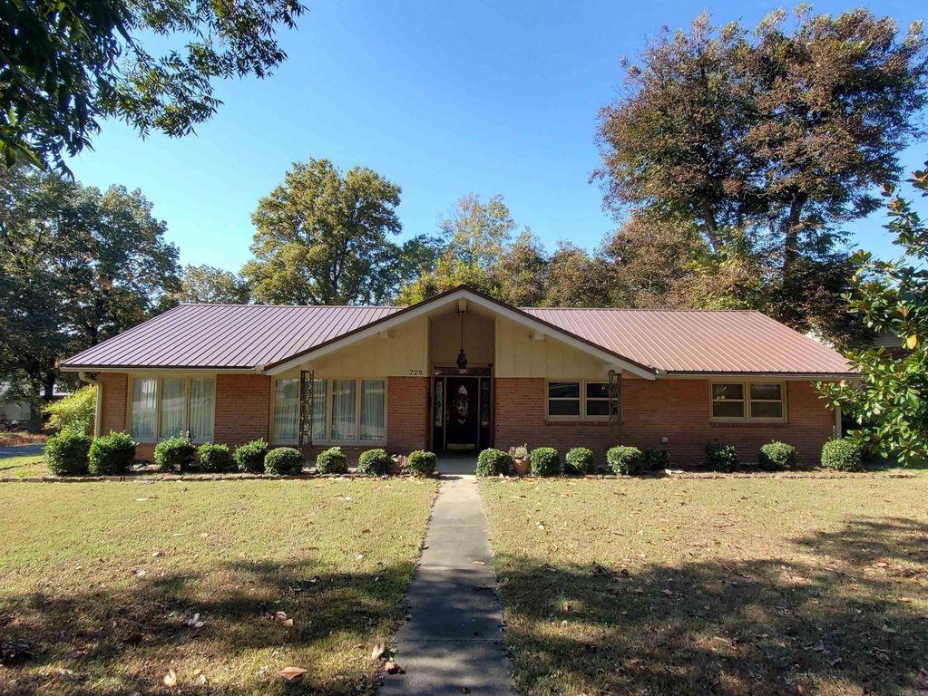 728 N 5th Avenue, Piggott, AR 72454
