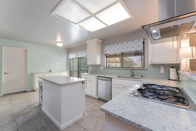 1260 Sequoia Plz, Ukiah, CA 95482