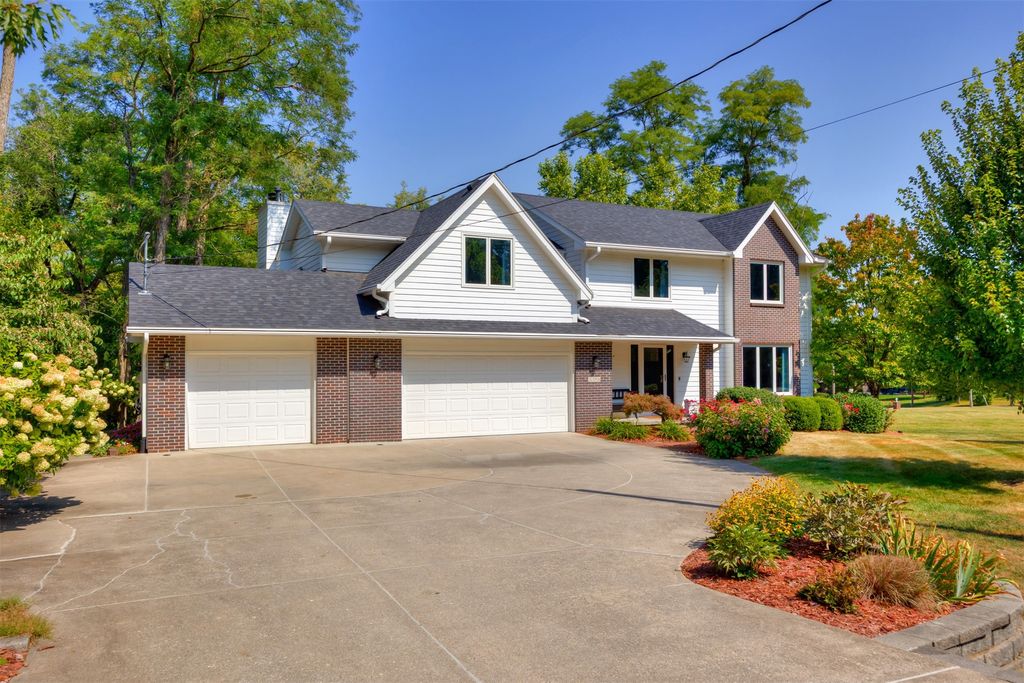 5395 NW 72nd Place, Johnston, IA 50131