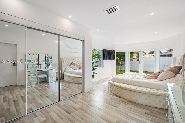 1460 Marseille Dr, Miami Beach, FL 33141