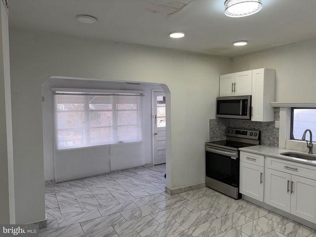 28 S 2ND ST, Frackville, PA 17931