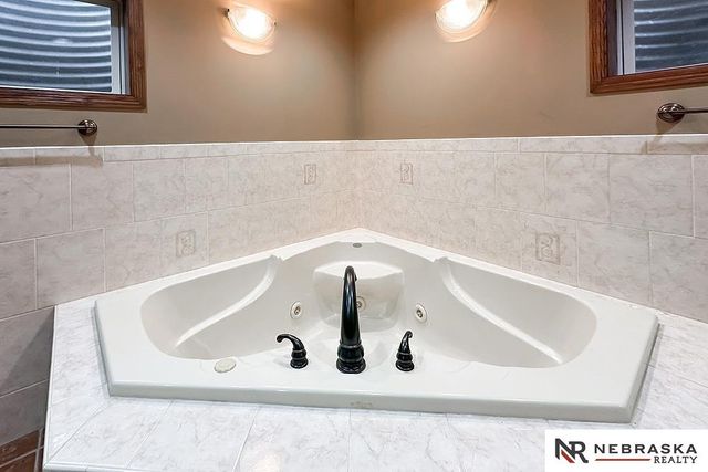 437 S 90th Street, Omaha, NE 68114