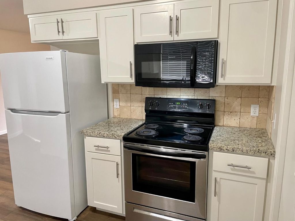 Image 10 of property listing at 363 E Florinda Street, Hanford, CA 93230