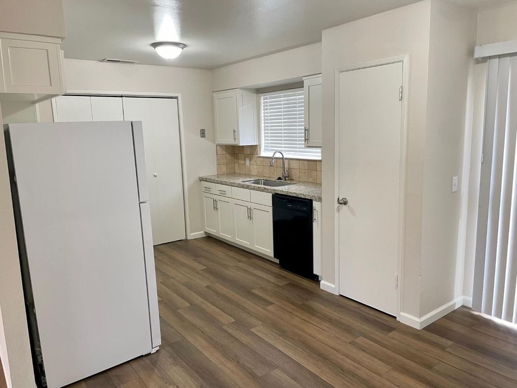 Image 7 of property listing at 363 E Florinda Street, Hanford, CA 93230