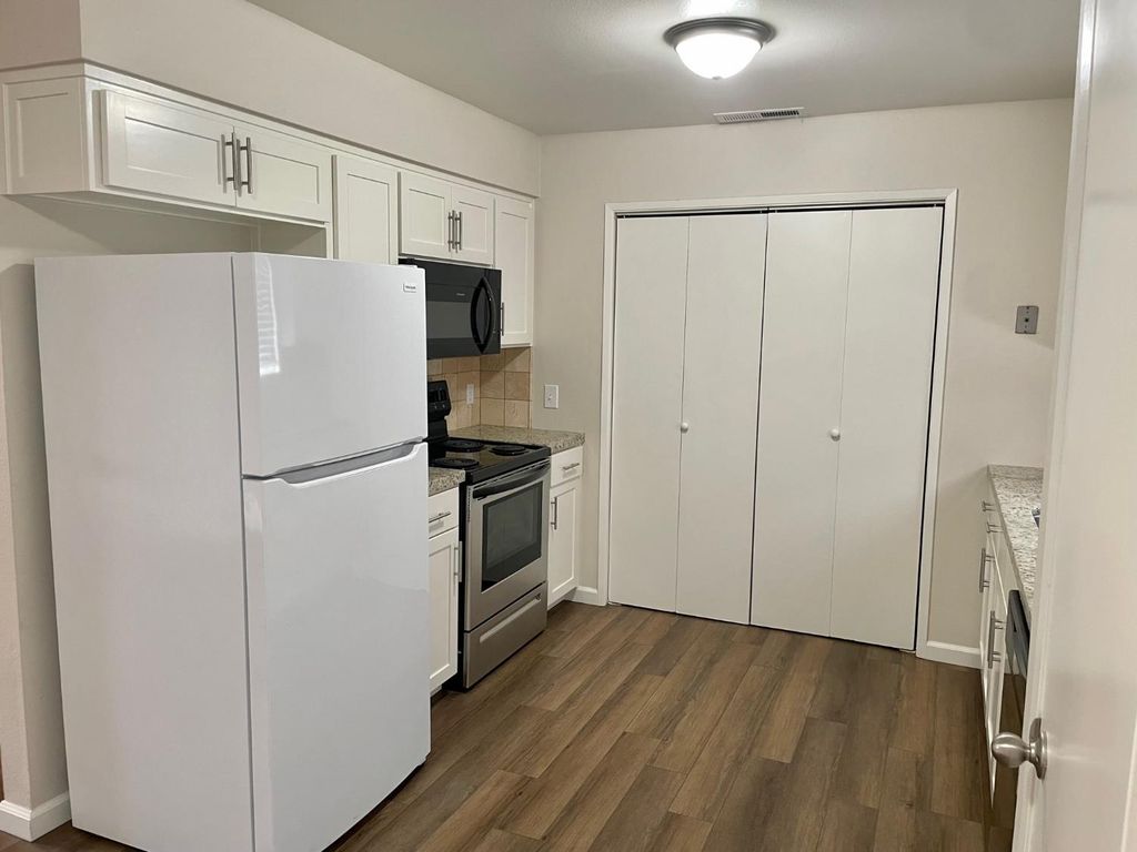 Image 8 of property listing at 363 E Florinda Street, Hanford, CA 93230