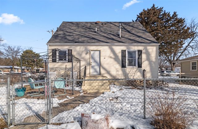 3101 E Clinton Avenue, Des Moines, IA 50317