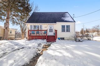 3101 E Clinton Avenue, Des Moines, IA 50317