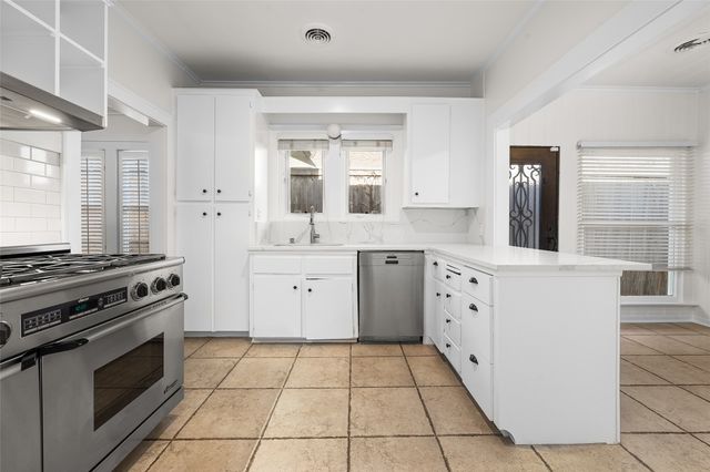 1325 Clover Lane, Fort Worth, TX 76107