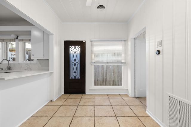 1325 Clover Lane, Fort Worth, TX 76107