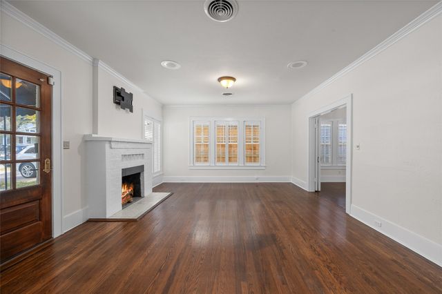 1325 Clover Lane, Fort Worth, TX 76107