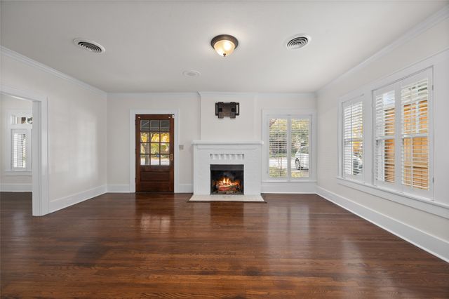 1325 Clover Lane, Fort Worth, TX 76107