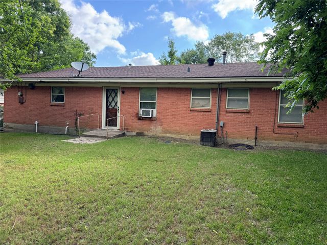 1407 Nichols Street, Ennis, TX 75119