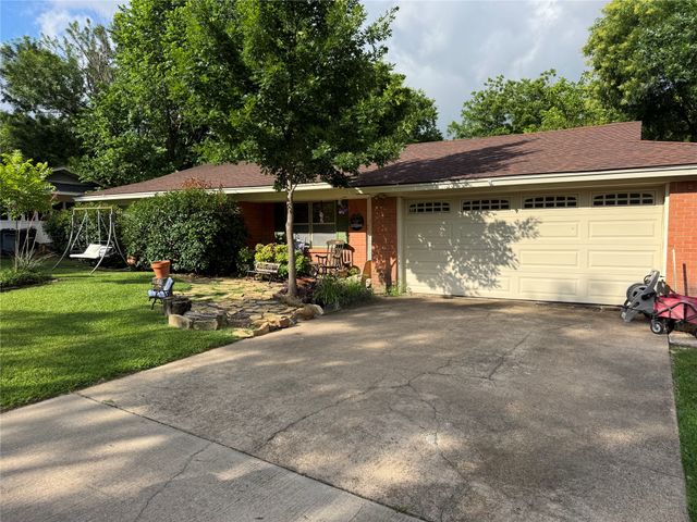 1407 Nichols Street, Ennis, TX 75119