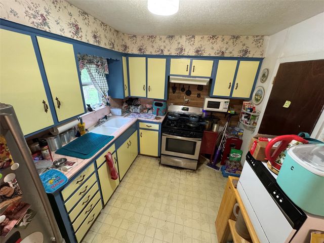 1407 Nichols Street, Ennis, TX 75119