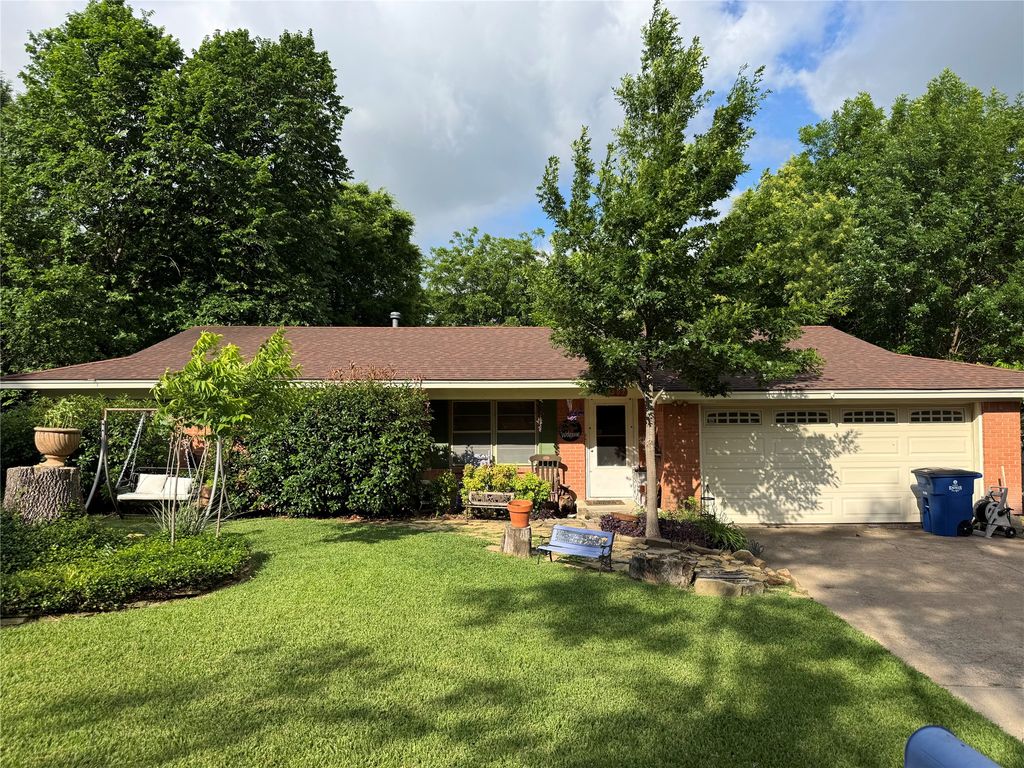 1407 Nichols Street, Ennis, TX 75119