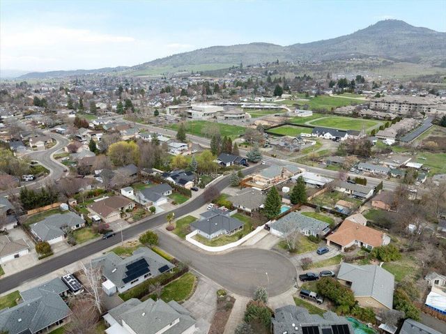 3073 Ruby Drive, Medford, OR 97504