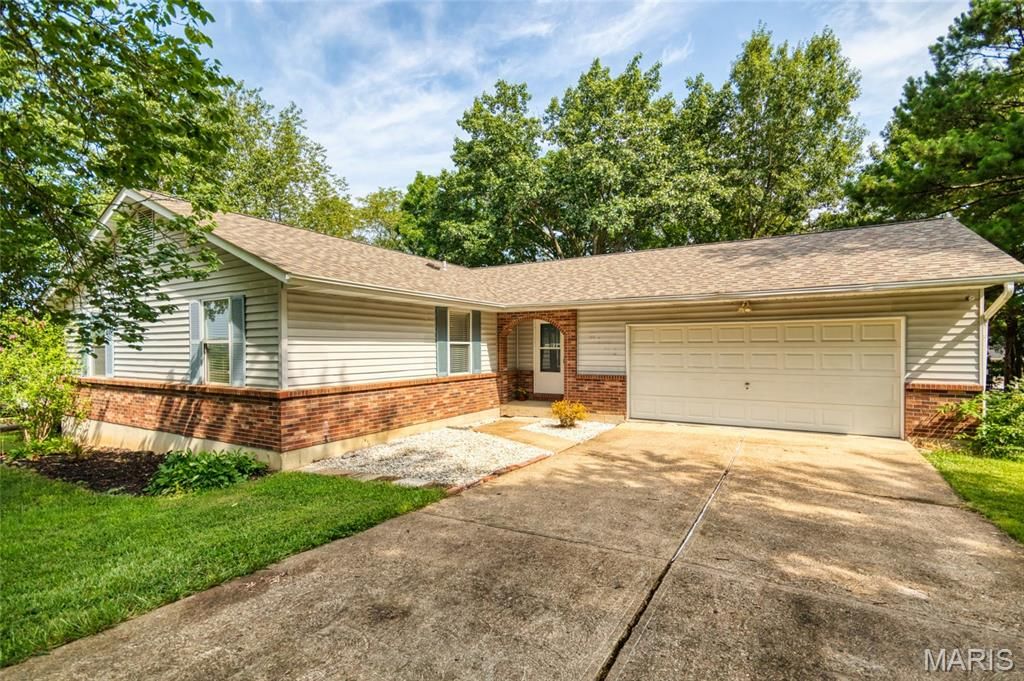 6131 Barrington Oaks Drive, Cedar Hill, MO 63016