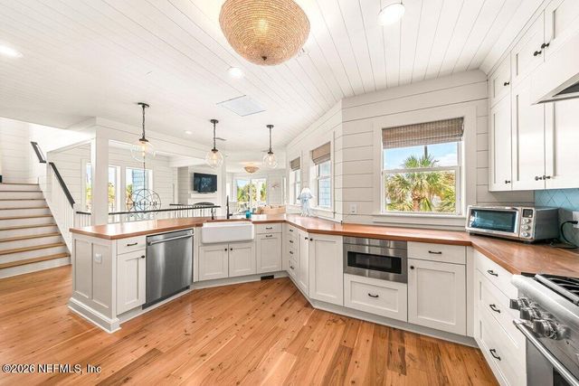 1960 BEACH Avenue, Atlantic Beach, FL 32233