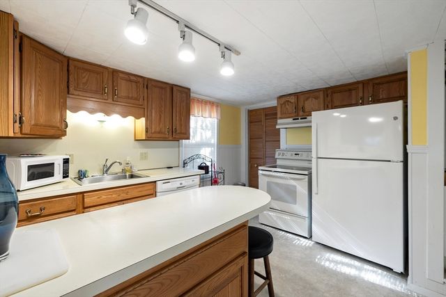 111 Thaddeus St, Chicopee, MA 01020