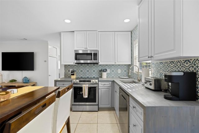 2601 NE 9th Terrace, Wilton Manors, FL 33334