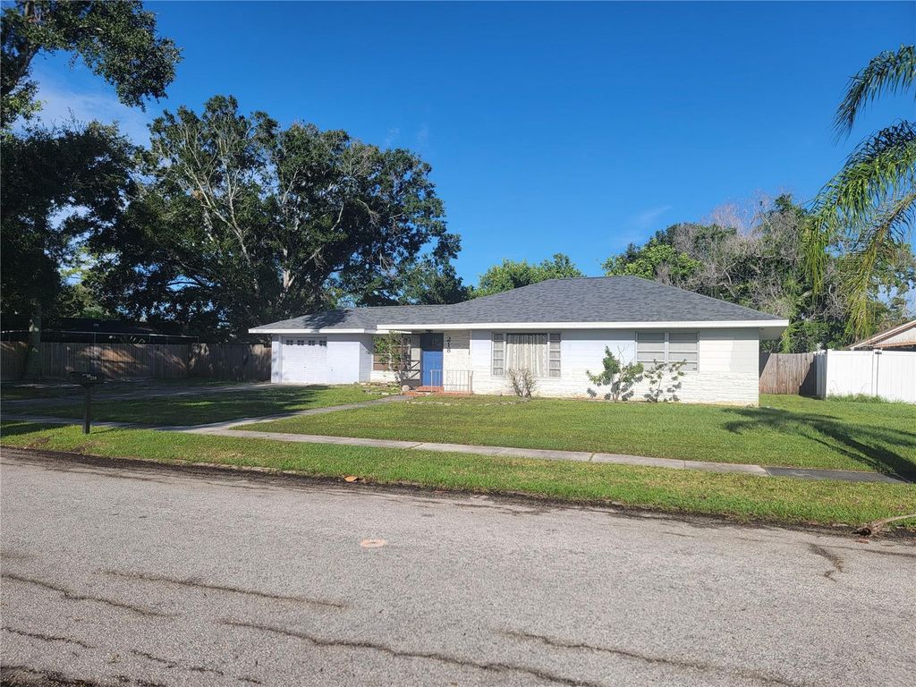 218 CRESCENT COURT E, BRADENTON, FL 34208 — exterior