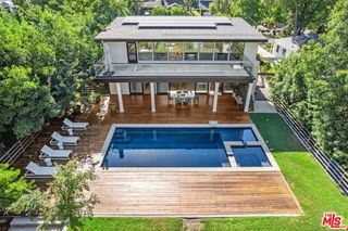 5922 Oakdale Avenue, Woodland Hills, CA 91367