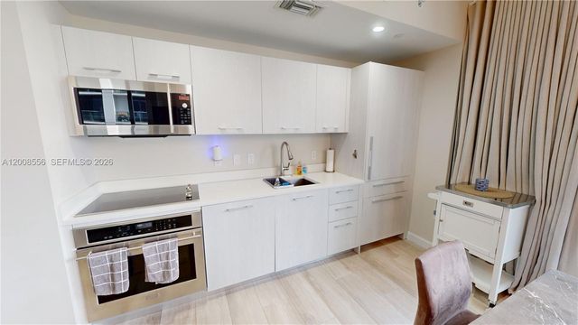 55 SW 9th St 1808, Miami, FL 33130