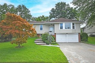 19 Carriage Road, Roslyn, NY 11576