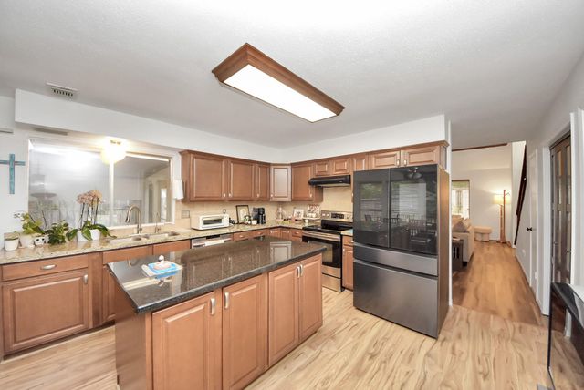 18 N Deerfoot Circle, The Woodlands, TX 77380