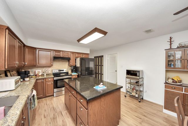 18 N Deerfoot Circle, The Woodlands, TX 77380